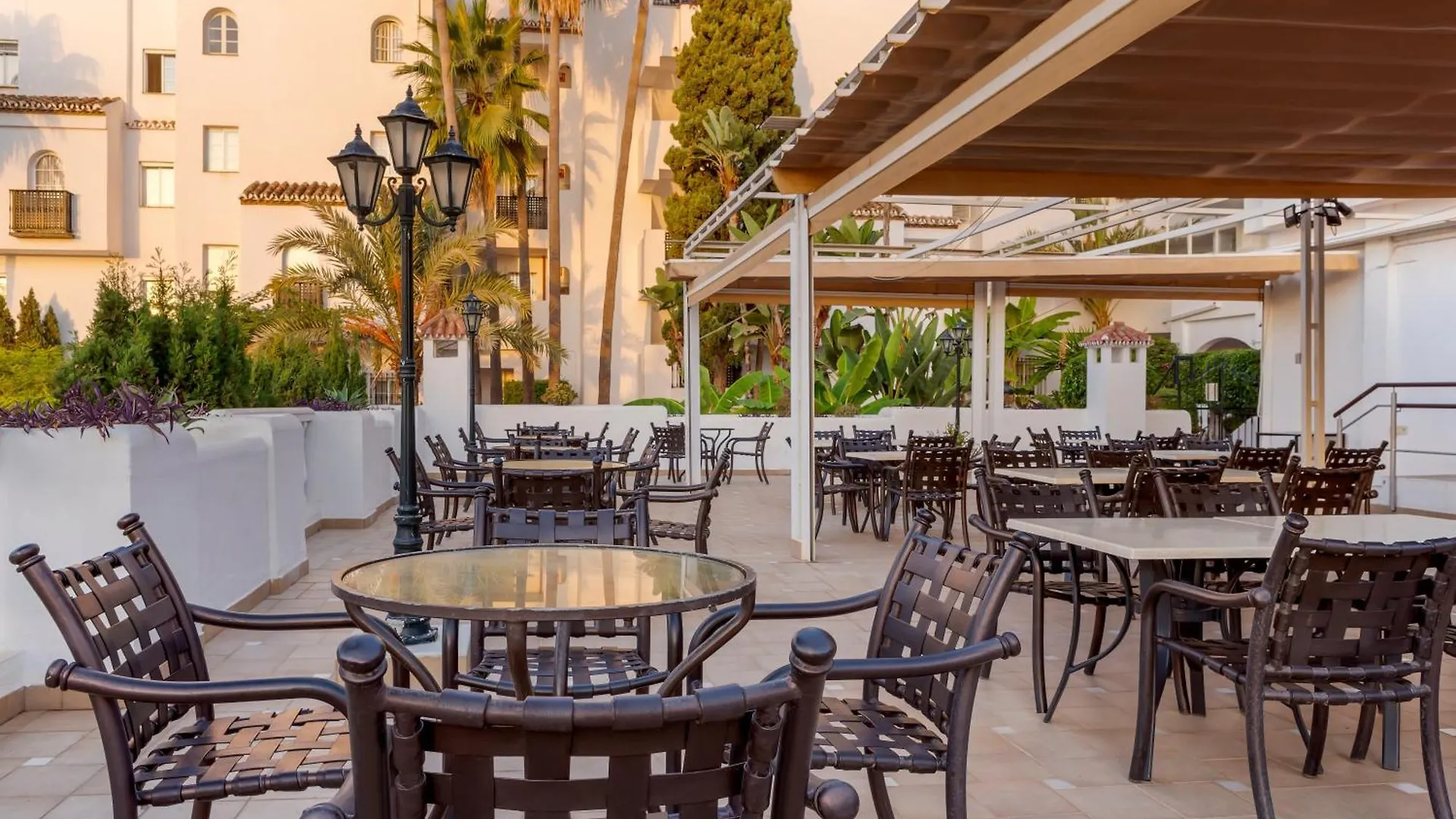 Aparthotel Royal Oasis Club At Pueblo Quinta Benalmádena 3*,  Spagna